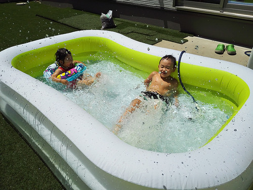 猛暑でも子供たちはプールで大はしゃぎ ばけにすとブログ